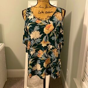 Daytrip floral, cold shoulder top, size M.